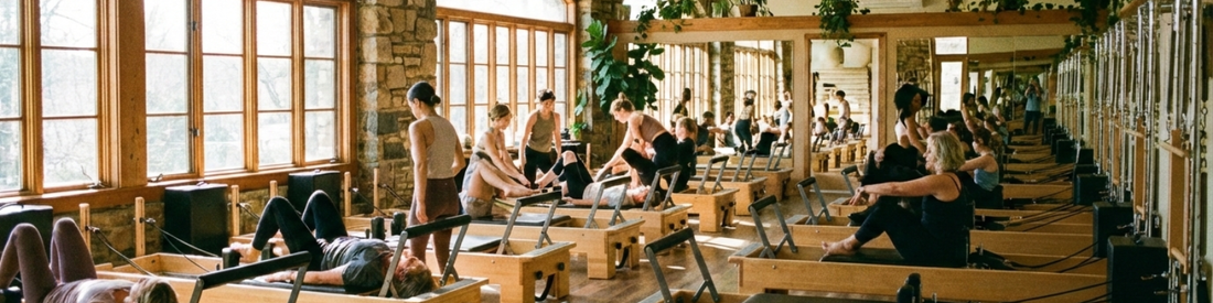 Reformer Pilates : définition simple + pourquoi ça change tout (tapis vs machine)
