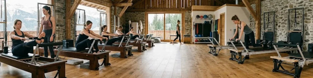 Cours collectif sur reformers Pilates en bois de chêne massif, studio haut de gamme