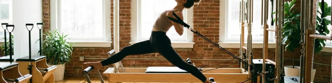 Femme pratiquant le Pilates sur reformer en bois de chêne en studio