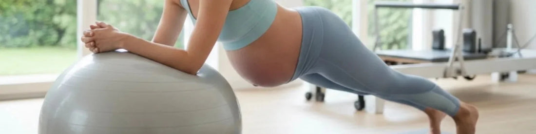 Femme enceinte faisant du pilates avec une balle d'exercice en salle
