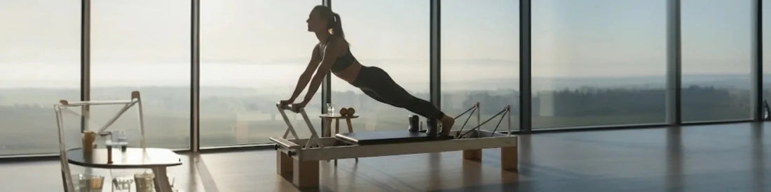 Femme pratiquant le pilates sur reformer en chêne dans studio lumineux