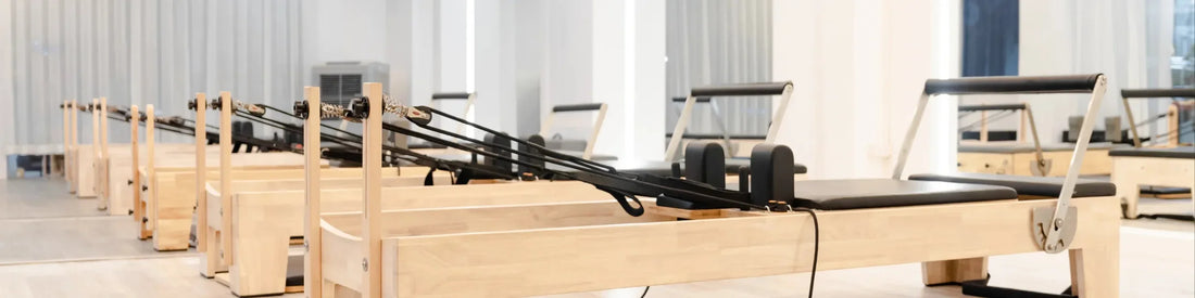 Rangée de machines reformer Pilates en bois de chêne clair pour débutants et confirmés