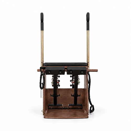 Chaise de Pilates Signature vue de face - bois sombre haut de gamme avec pédalier renforcé