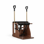 Chaise de Pilates Signature vue trois quarts - design élégant en bois foncé pour studio