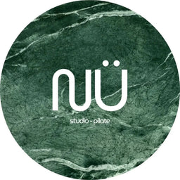 Logo Nüü Studio Pilate marque française premium sur fond marbre vert