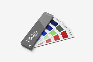 Palette de couleurs officielle de la marque Pilates At Home présentée en éventail