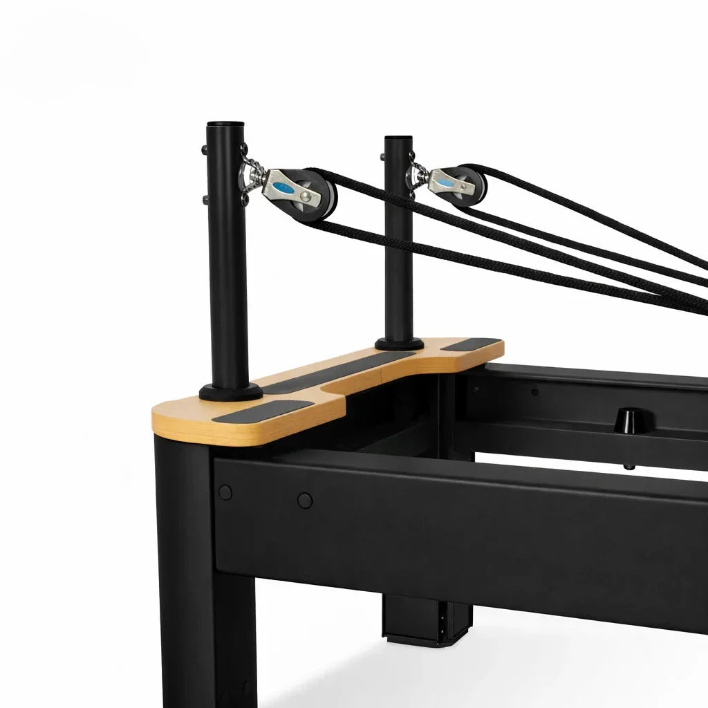 Détail poulie et cordes du Reformer Pilates Signature en aluminium noir avec footbar en bois naturel - Pilates At Home