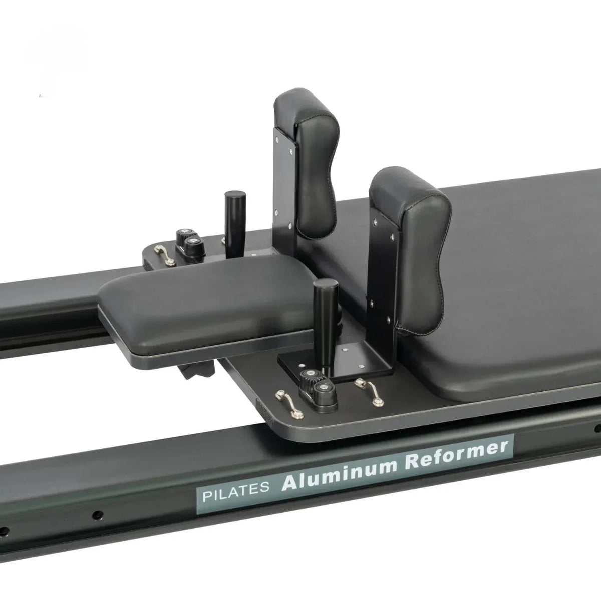 Détail du chariot et des épaulières rembourrées du Reformer Pilates Aluminium Studio Pro noir - Pilates At Home