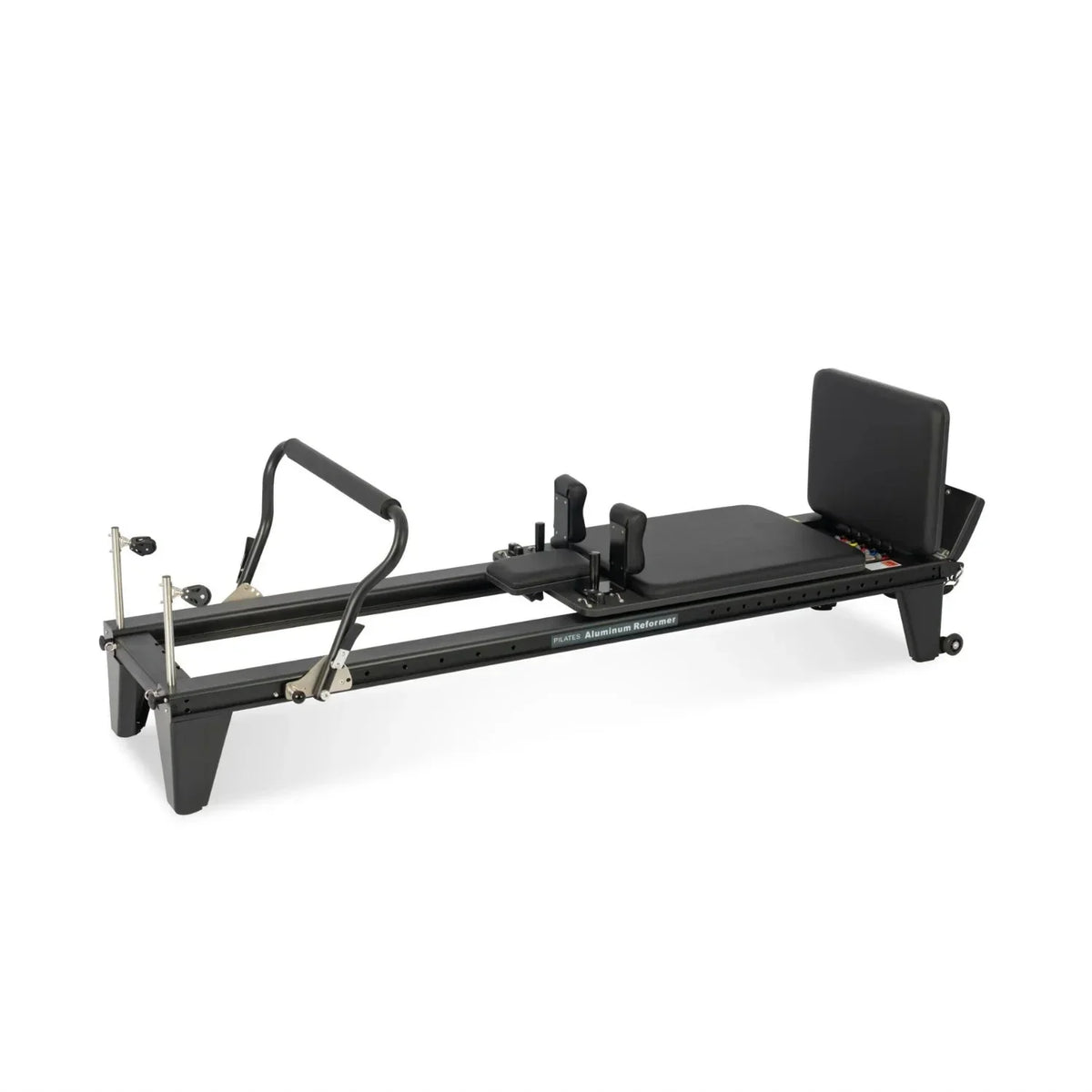 Reformer Pilates aluminium studio pro noir vue de trois quarts, avec repose-pieds et chariot coulissant - Pilates At Home