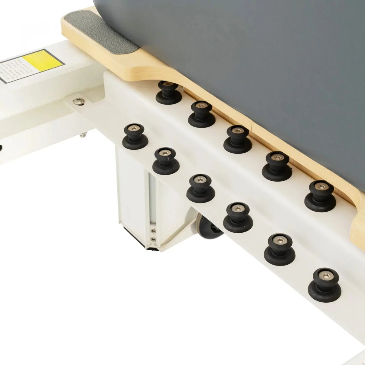 Détail visserie et molettes de réglage du cadre aluminium blanc du Reformer Pilates Studio Signature - Pilates At Home