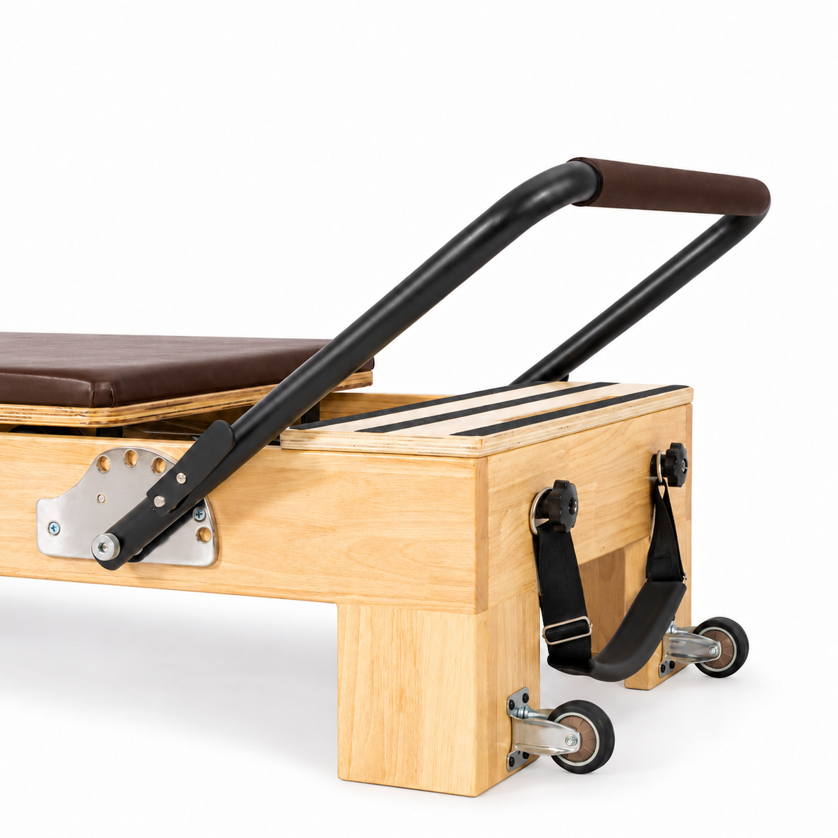 Détail de la barre de pieds et de son système de réglage sur le Reformer Pilates chocolat