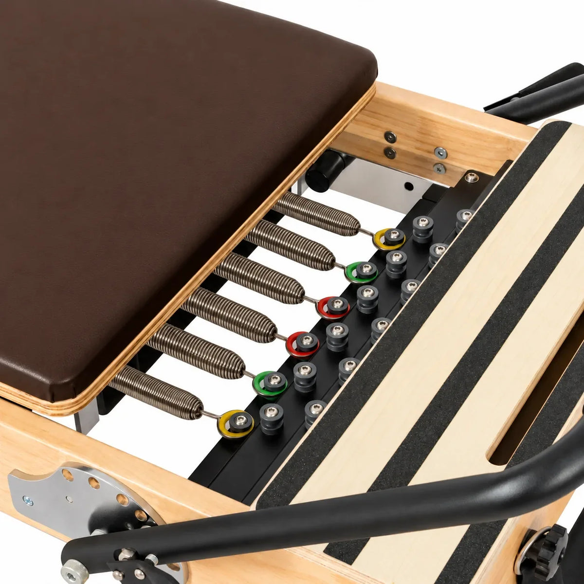 Système de ressorts colorés et réglage de résistance d'un Reformer Pilates studio en bois naturel - Pilates At Home