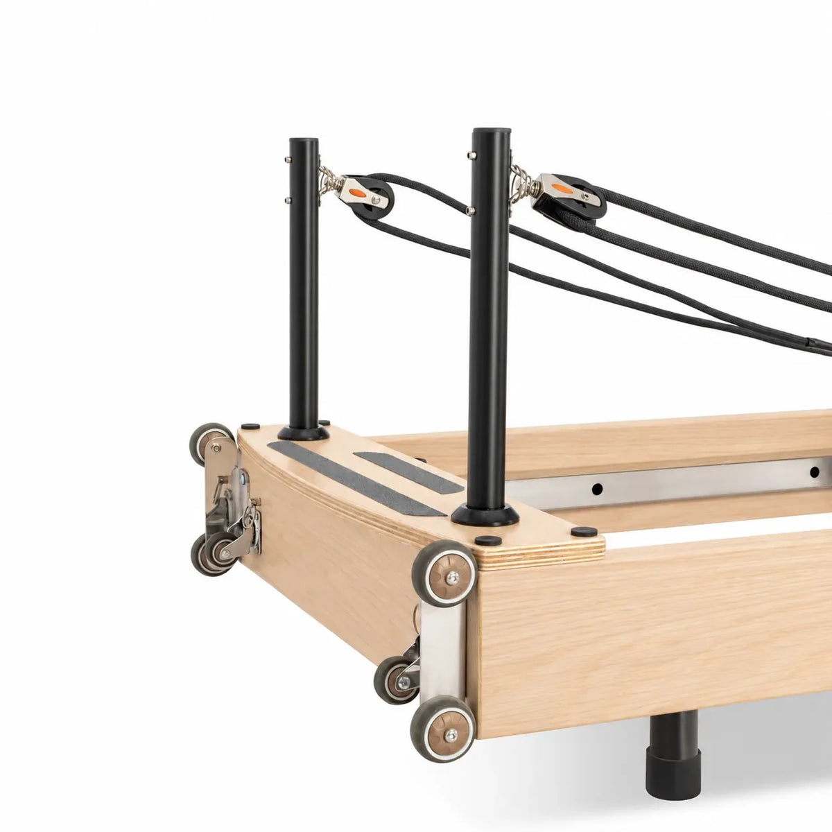 Détail système de poulies et cordes du reformer Pilates pliable en bois clair - Pilates At Home