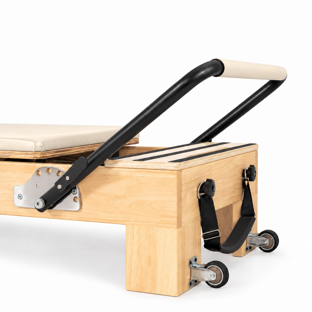 Détail de la barre de pieds et de son système de réglage sur le Reformer Pilates crème