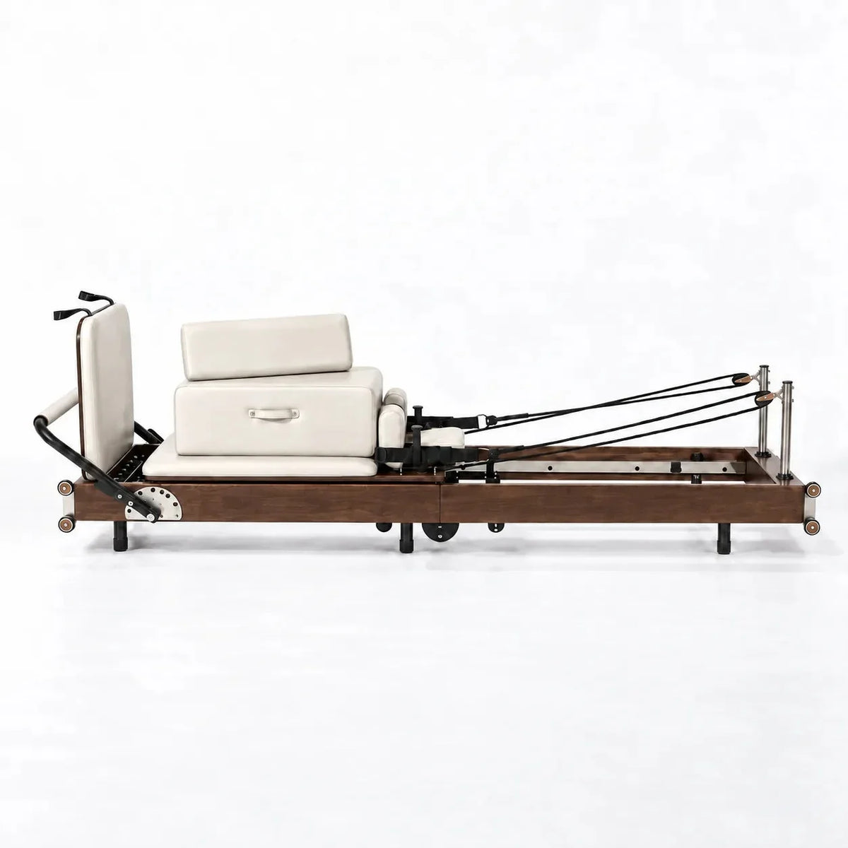 Reformer Pilates Signature cadre bois chêne sellerie crème avec cordes et repose-pieds, vue de profil - Pilates At Home
