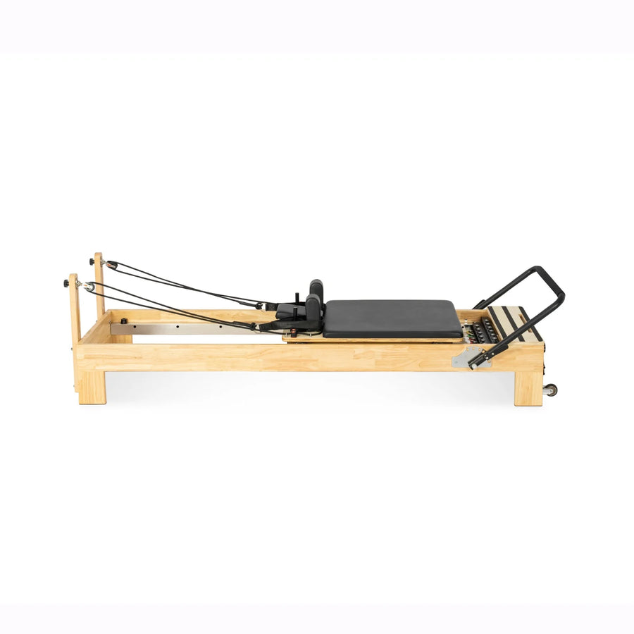 Reformer Pilates en bois de chêne naturel avec cariot noir et sangles réglables