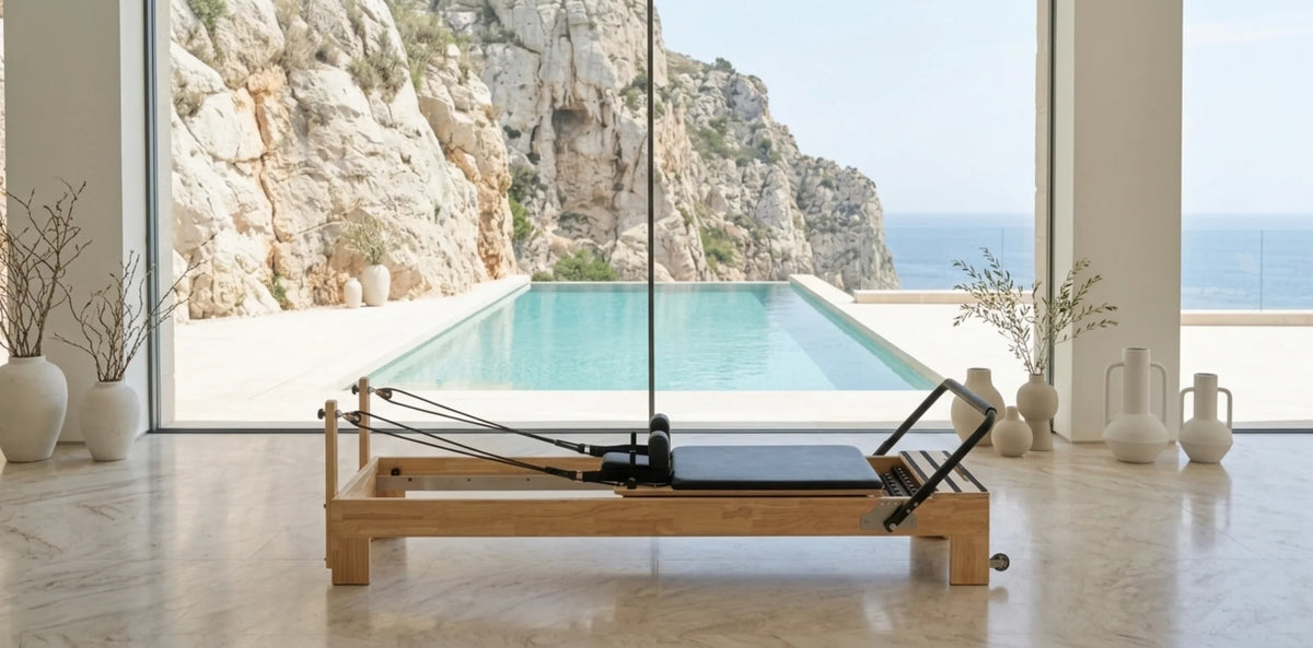 Reformer Pilates en bois haut de gamme dans studio luxueux avec piscine et vue sur la mer