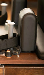 Appui-tête en cuir noir du Reformer Pilates At Home Signature avec rail en chêne et cordage