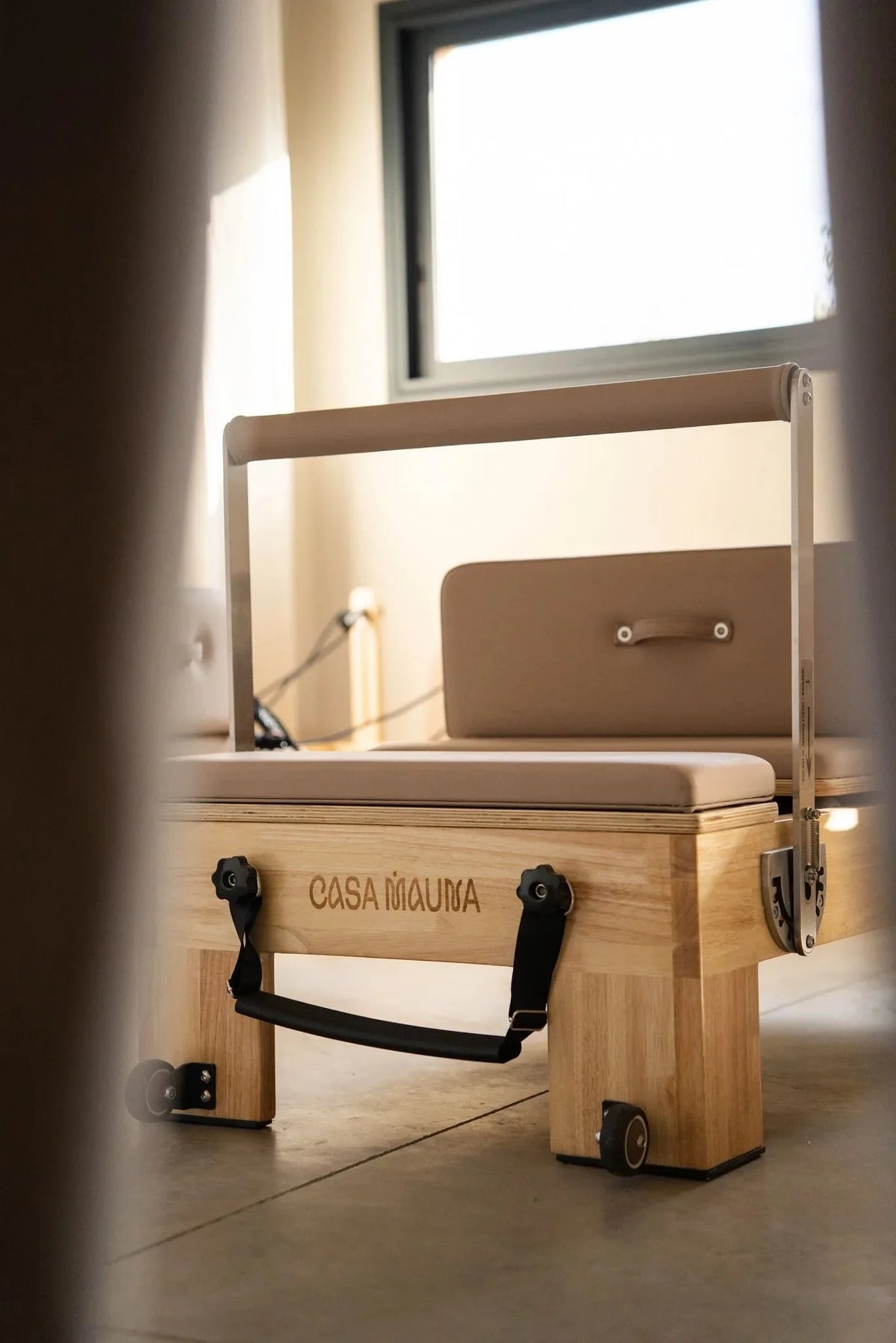 Reformer Pilates en bois de chêne Casa Mauna avec guidon beige et poignée