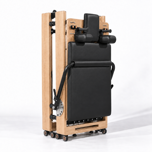 Reformer Pilates pliable en bois clair et revêtement noir, replié à la verticale