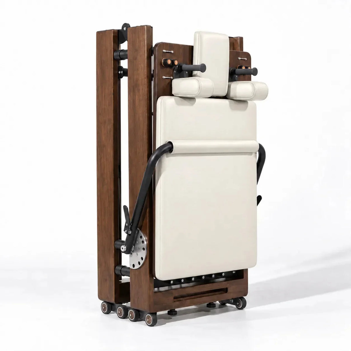 Reformer Pilates pliable Signature replié en position compacte, cadre bois chêne et sellerie crème - Pilates At Home