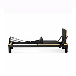 Reformer Pilates Studio Signature en aluminium noir avec cadre bois, vue de profil - Pilates At Home