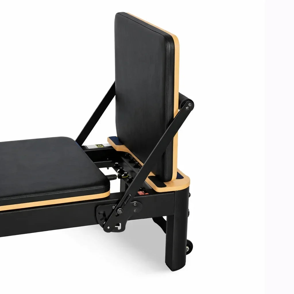 Détail repose-pieds réglable reformer Pilates studio Signature aluminium cadre bois finition noire - Pilates At Home