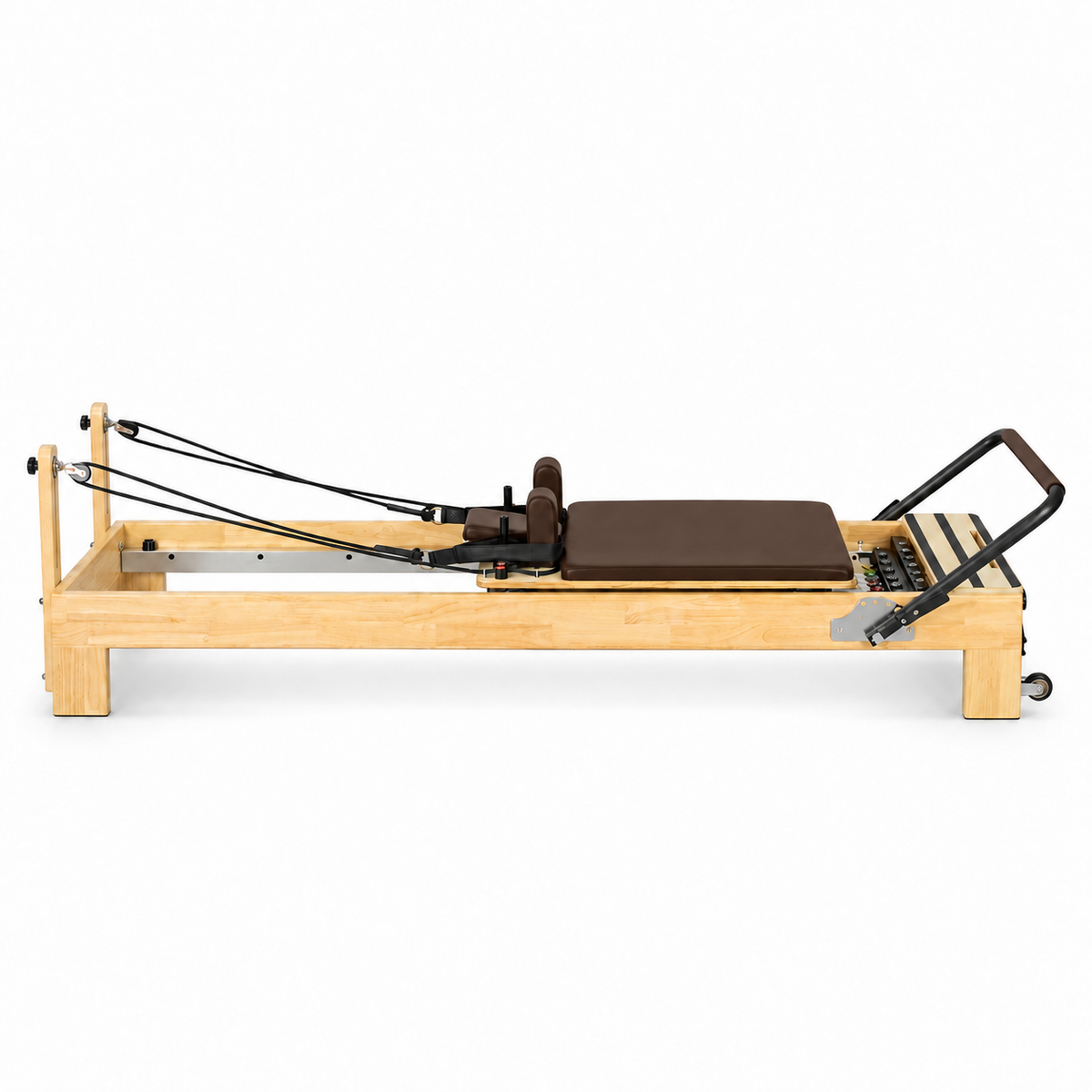 Reformer Pilates Studio en bois clair avec revêtement marron chocolat, vu de profil