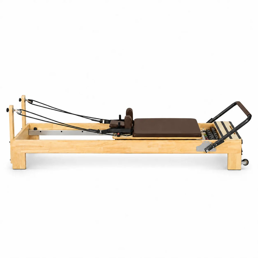 Reformer Pilates At Home en bois naturel avec carriage marron et cordes de résistance réglables