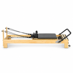 Reformer Pilates Studio en bois clair avec revêtement noir, vu de profil