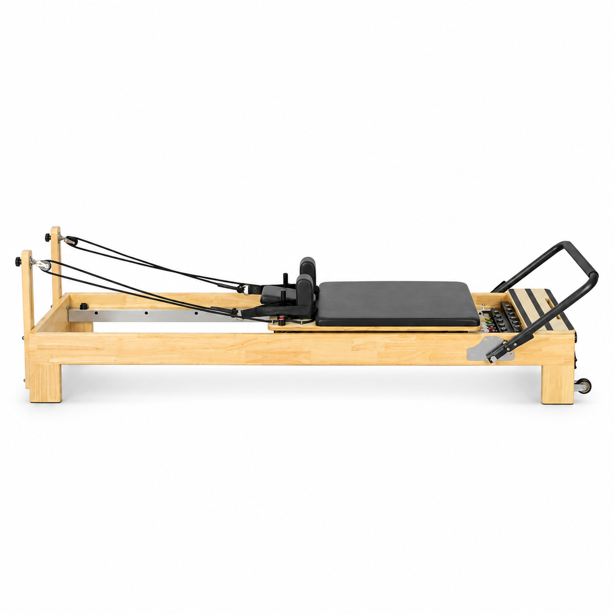 Reformer Pilates Studio en bois clair avec revêtement noir, vu de profil