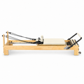 Reformer Pilates Studio en bois clair avec revêtement crème, vu de profil