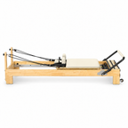 Reformer Pilates Studio en bois clair avec revêtement crème, vu de profil