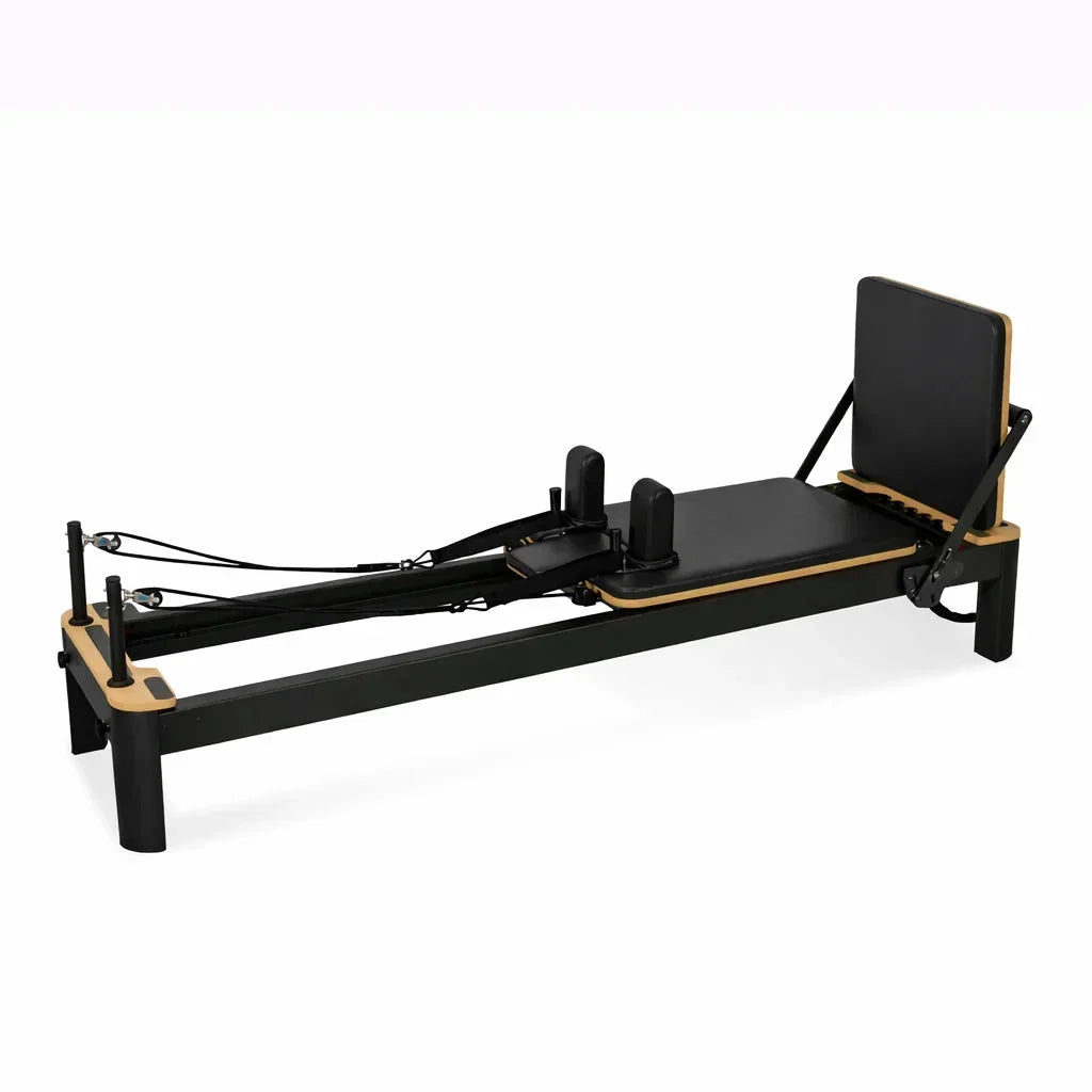 Reformer Pilates Studio Signature en aluminium cadre noir et bois naturel, vue de trois quarts - Pilates At Home